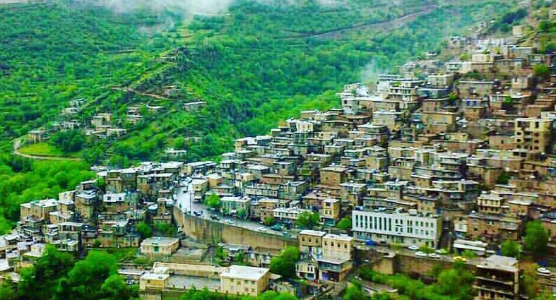 اورامانات کردستان، مقصدی رؤیایی برای گردشگران تابستانی است. طبیعت بکر، خانههای سنگی، اقامتگاههای بومگردی و فرهنگ غنی کردی، آن را به یکی از خاصترین مقاصد سفر در ایران تبدیل کردهاند.